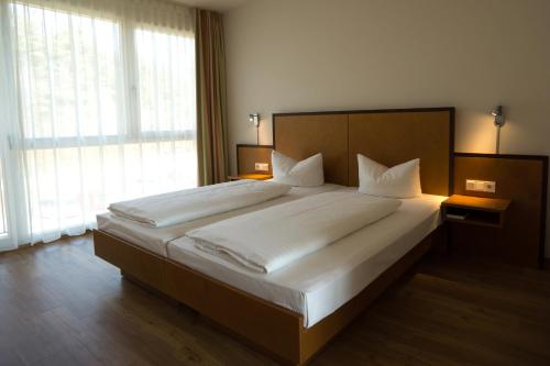 Letto o letti in una camera di Hotel Hegau OST