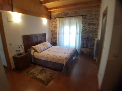 - une chambre avec un lit et une fenêtre dans l'établissement Casa Rural del Tormes, à Puente del Congosto