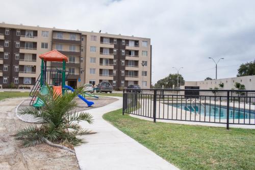 une aire de jeux avec un toboggan à côté d'une piscine dans l'établissement Condominio Mistral V, à La Serena