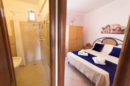 カーポ・ヴァチカーノにあるVilletta 100m to seaのベッドルーム1室(ベッド1台付)、バスルーム(シャワー付)が備わります。