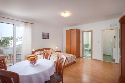 Gallery image of Apartments Cvjetni Dvori in Makarska