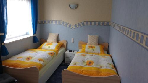 a room with two beds in a bedroom at Antjes Ferienwohnung Flonheim in Flonheim