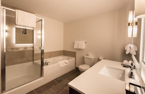 Ванная комната в Edgewater Hotel