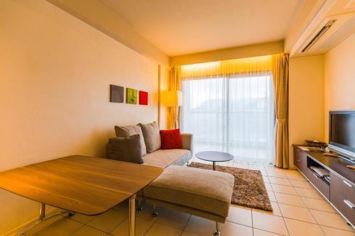un soggiorno con un divano e un tavolo di Hakodate Danshaku Club Hotel & Resorts a Hakodate