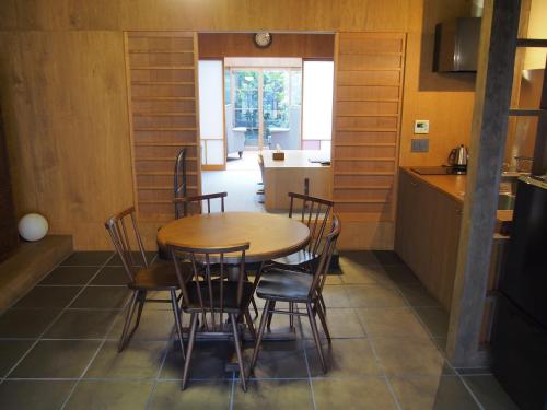 une salle à manger avec une table et des chaises dans une cuisine dans l'établissement Ayame-an, à Kyoto