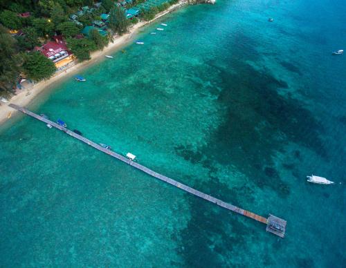 una vista aérea de una isla en el océano en The Barat Perhentian, en Islas Perhentian