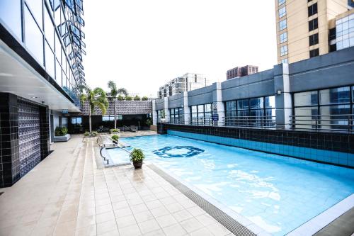 The Malayan Plaza Hotel tesisinde veya buraya yakın yüzme havuzu
