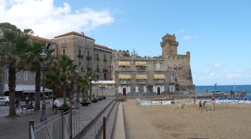 un gran edificio en la playa con gente caminando en Sweetsea en Castellabate