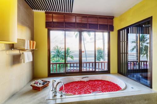 Un balcon sau o terasă la Apsara Beachfront Resort & Villa - SHA Extra Plus