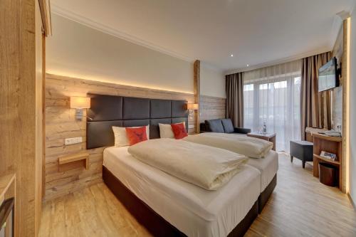 1 dormitorio con 1 cama grande en una habitación en Hotel-Restaurant Früchtl, en Zandt