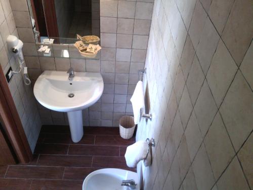 ヴィエステにあるB&B Villa Makkalèの小さなバスルーム(洗面台、トイレ付)