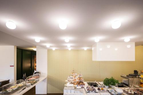 a kitchen with a counter with food on it at Designhotel Gius La Residenza in Caldaro