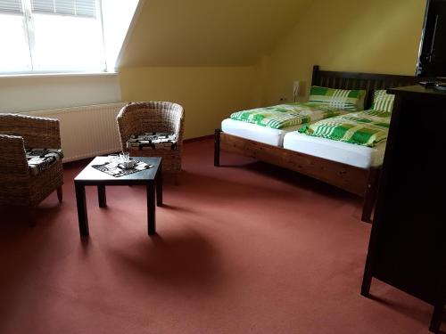 Schlafzimmer mit einem Bett, einem Tisch und Stühlen in der Unterkunft Hotel Zum Schwanen in Leimen