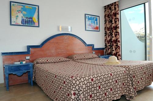 Un pat sau paturi într-o cameră la Cala Nova Apartamentos