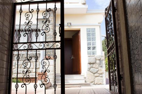 drzwi do domu z bramą z kutego żelaza w obiekcie Metro Vilar Suites & Villas w mieście Vilar do Pinheiro