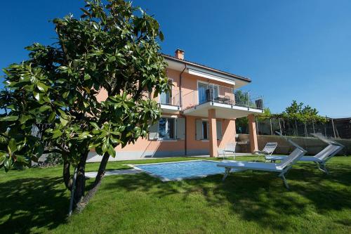 a villa with a swimming pool and a house at Intera casa con due appartamenti indipendenti e vasca idromassaggio a Barbaresco, Langhe in Barbaresco