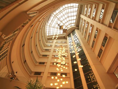 un gran edificio con un gran techo de cristal en APA Hotel Fukuoka Watanabe Dori EXCELLENT, en Fukuoka