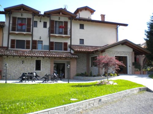 a large house with a lawn in front of it at Agriturismo La Dimora Del Contadino in Mondovì