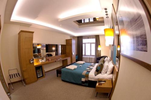 Postel nebo postele na pokoji v ubytování Collage Pera Hotel