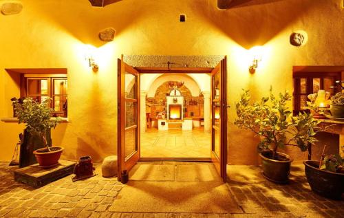 an open door into a room with potted plants at Ferienhof Stetter in Schöllnach