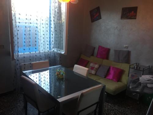 a living room with a couch and a table at Appartamento Porzione di villa "il cappello d'oro" in Chiavari