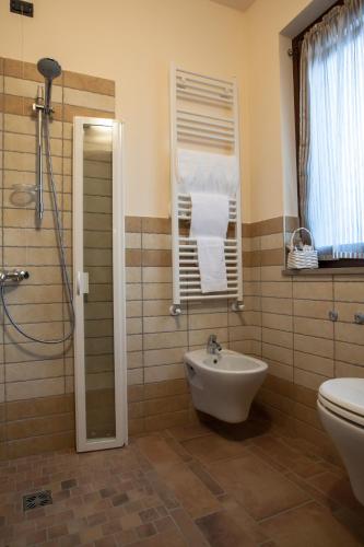 a bathroom with a sink and a toilet and a shower at Agriturismo La Dimora Del Contadino in Mondovì
