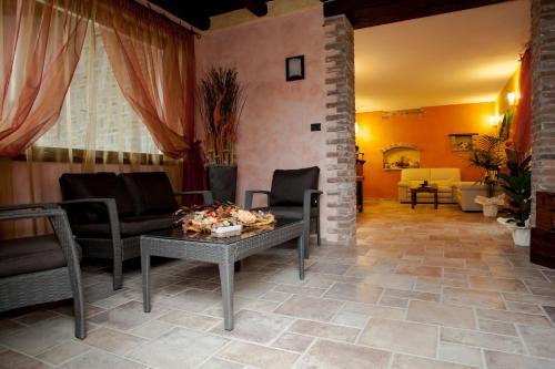 a living room with a couch and a table at Agriturismo La Dimora Del Contadino in Mondovì