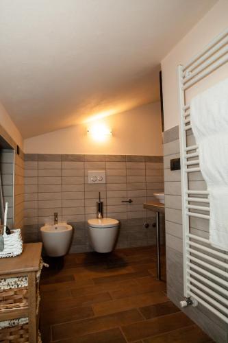 a bathroom with two sinks and two toilets at Agriturismo La Dimora Del Contadino in Mondovì