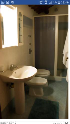 マラウサにあるHibiscusのバスルーム(洗面台、トイレ2つ付)