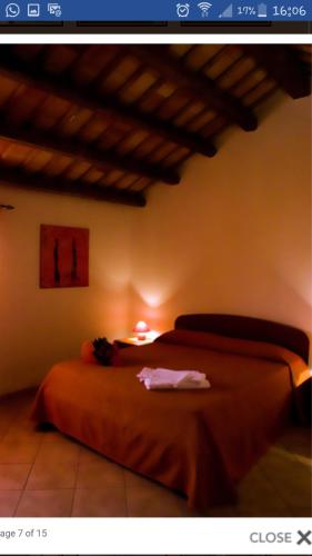 マラウサにあるHibiscusのベッドルーム1室(オレンジ色の毛布付きのベッド1台付)