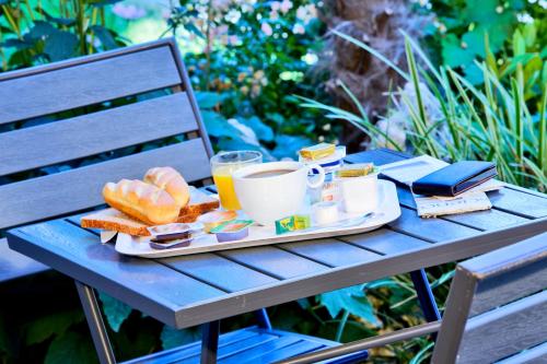 una bandeja de desayuno en una mesa azul en Premiere Classe Orleans Nord - Saran, en Saran