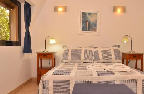 - une chambre avec un lit et 2 serviettes dans l'établissement Apart Hotel La Busqueda, à Moquehue