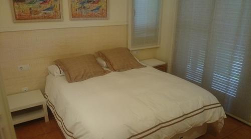 ナヴァタにあるVilla Torremirona Resort Palmerasのベッドルーム1室(白いベッド1台、枕2つ付)