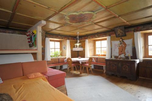 a living room with a couch and a table at Oberpiskoihof in Funes