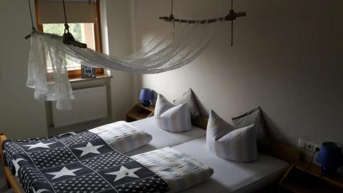 a bedroom with two beds with pillows and a window at Pension Schatzkisterl in Zwiesel