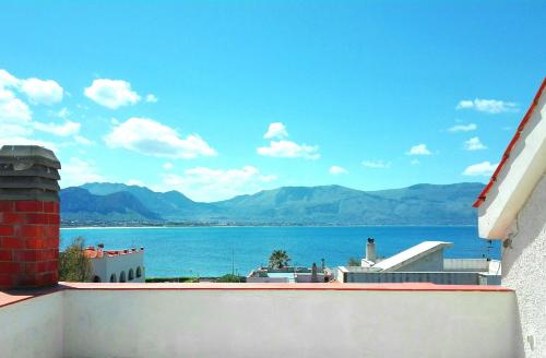 une vue sur l'eau depuis le toit d'un bâtiment dans l'établissement Garden House Alla Torre, à Isola delle Femmine