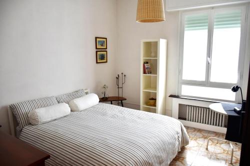 sypialnia z łóżkiem i oknem w obiekcie A casa del cuoco we Florencji
