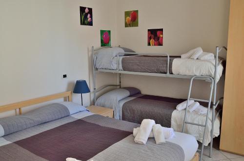מיטה או מיטות קומותיים בחדר ב-Residence Verbena