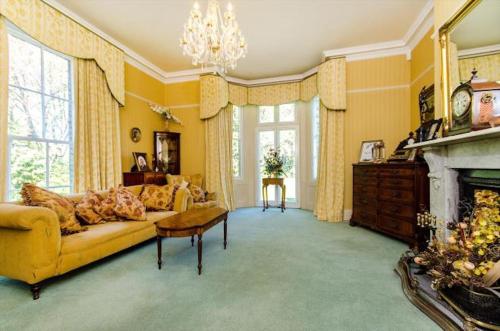 Χώρος καθιστικού στο Northolme Hall mansion with pool