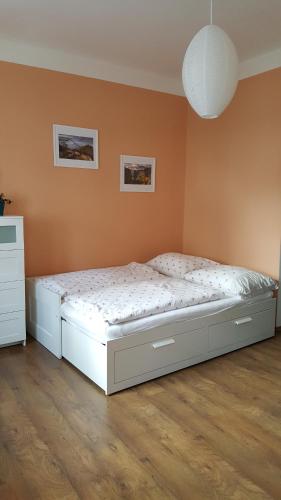 Een bed of bedden in een kamer bij Apartment Jakubske Namesti