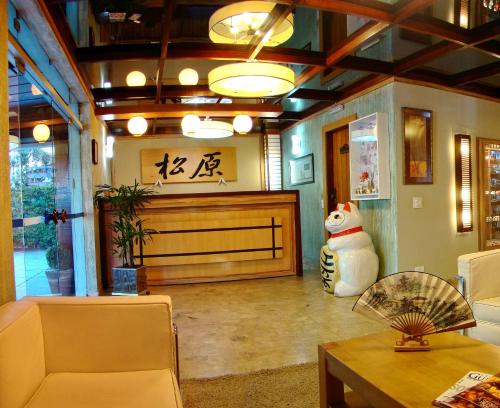 a living room with a lobby with a snowman at Hotel Matsubara in Campos do Jordão
