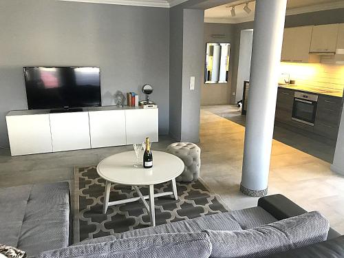 sala de estar con sofá y mesa en Villa Boja en Władysławowo