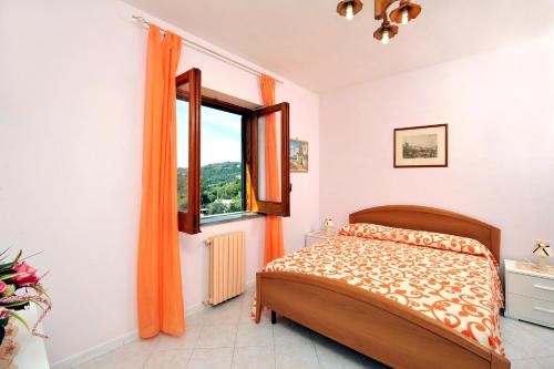 een slaapkamer met een bed en een raam bij Casa Honey in Torca