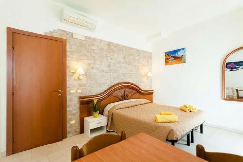 una habitación de hotel con dos camas y una mesa en Residence La Villetta, en Rímini