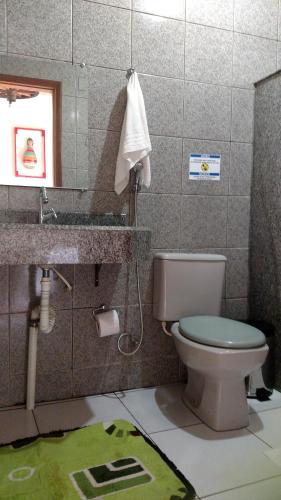 a bathroom with a toilet and a sink at Pousada Segredo in Bonito