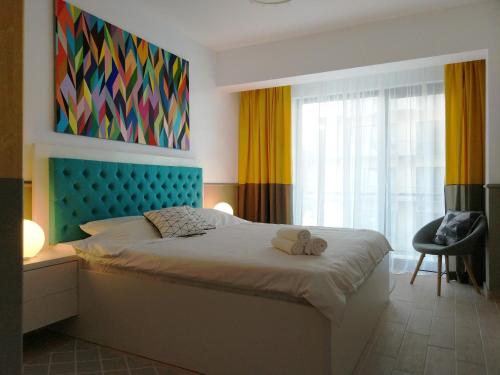 ママイアにあるThe One Mamaia Nordのベッドルーム1室(壁に絵画が描かれたベッド1台付)