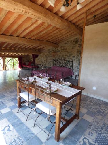 une salle à manger avec une table et des chaises en bois dans l'établissement Mas de la Fariole, à Caixas