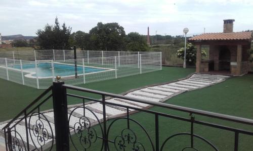 balkon z widokiem na basen w obiekcie Villalodosa w mieście Lodosa