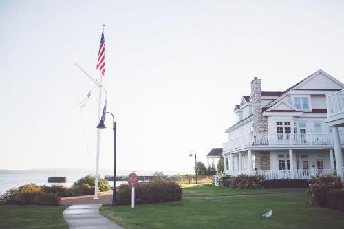 Ein weißes Haus mit amerikanischer Flagge und einem Stoppschild in der Unterkunft Cottages at Bay Harbor in Petoskey