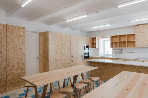 Hostel Conii & Suites Algarveにあるキッチンまたは簡易キッチン
